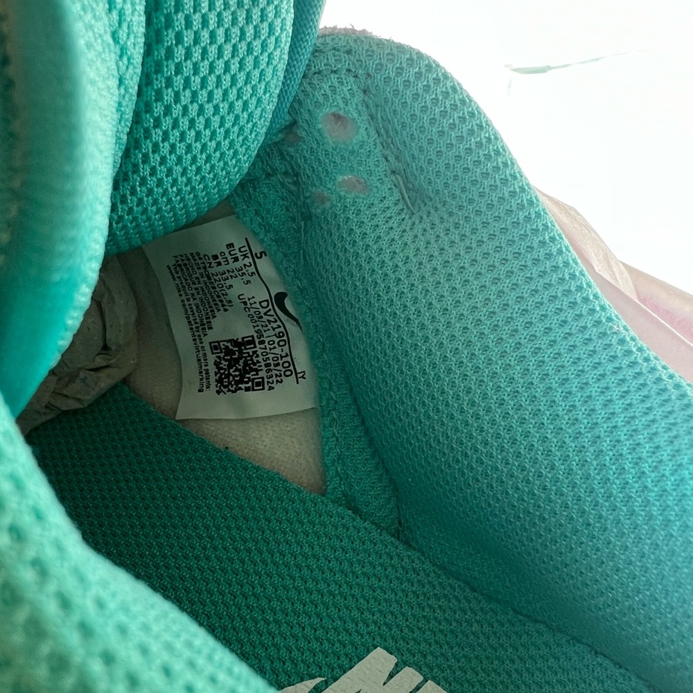 SOLD Brand New Nike Dunk Teal Zeal For Sale! Never worn. Women’s Size 5. - Picture 5 of 8